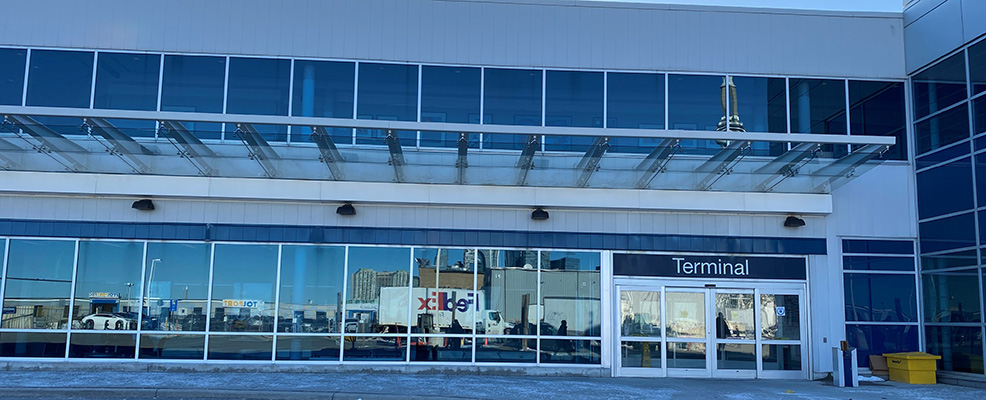 Photo of the Airport Terminal Curbside Assistance zone by the main entrance